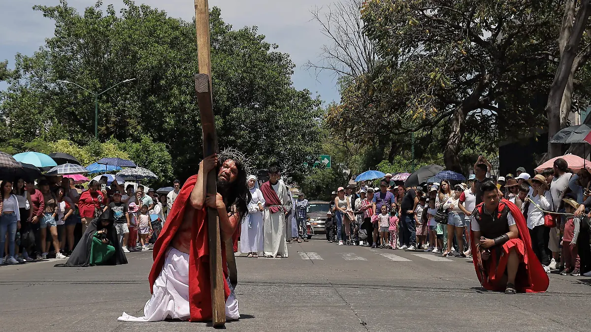 Viacrucis en la colonia Juárez